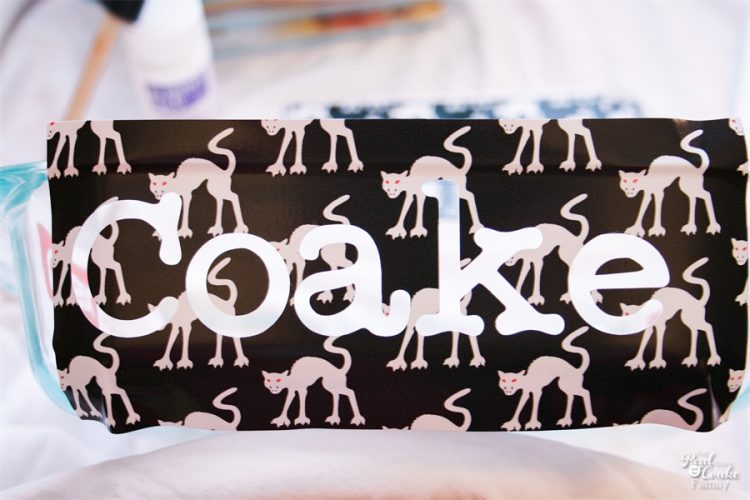 Great gift ideas to make personalized pans for each family. They will never lose their pans again. I need to make these for personalized gifts for Christmas! Great gift ideas to make personalized pans for each family. They will never lose their pans again. I need to make these for personalized gifts for Christmas!
