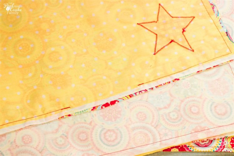 So cute! I can easily modify this for any holiday, season or occasion. This is a simple, free sewing pattern and tutorial on how to make placemats (reversible placemats). So cute! I can easily modify this for any holiday, season or occasion. This is a simple, free sewing pattern and tutorial on how to make placemats (reversible placemats).