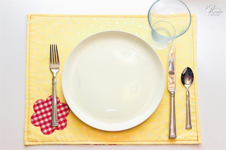 So cute! I can easily modify this for any holiday, season or occasion. This is a simple, free sewing pattern and tutorial on how to make placemats (reversible placemats). So cute! I can easily modify this for any holiday, season or occasion. This is a simple, free sewing pattern and tutorial on how to make placemats (reversible placemats).