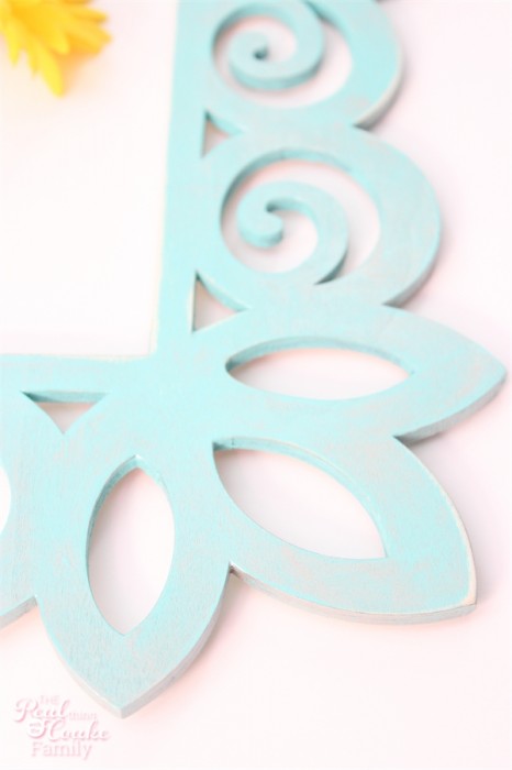 Super simple to make a statement in your room with this DIY wall art. Such a pretty frame and looks easy to do! #DIY #WallArt #Crafts #RealCoake Super simple to make a statement in your room with this DIY wall art. Such a pretty frame and looks easy to do! #DIY #WallArt #Crafts #RealCoake