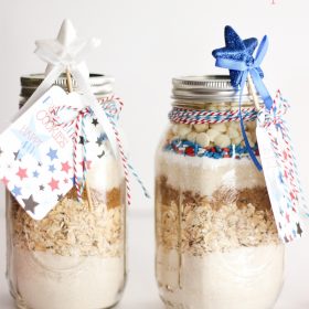 Must do! Make this delicious and cute 4th of July oatmeal cookie recipe in a mason jar! So cute and yummy! Perfect gift idea or dessert recipe.