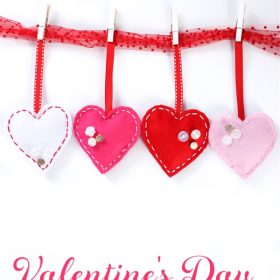 DIY Felt and Buttons Valentine’s Day Garland