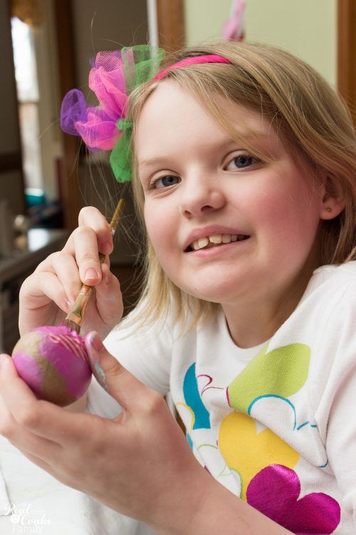 OMG these are the cutest Crafts for Kids and the whole family! Make these adorable, fun and glittery eggs that can then be used in my Easter home decor. Fun! OMG these are the cutest Crafts for Kids and the whole family! Make these adorable, fun and glittery eggs that can then be used in my Easter home decor. Fun!